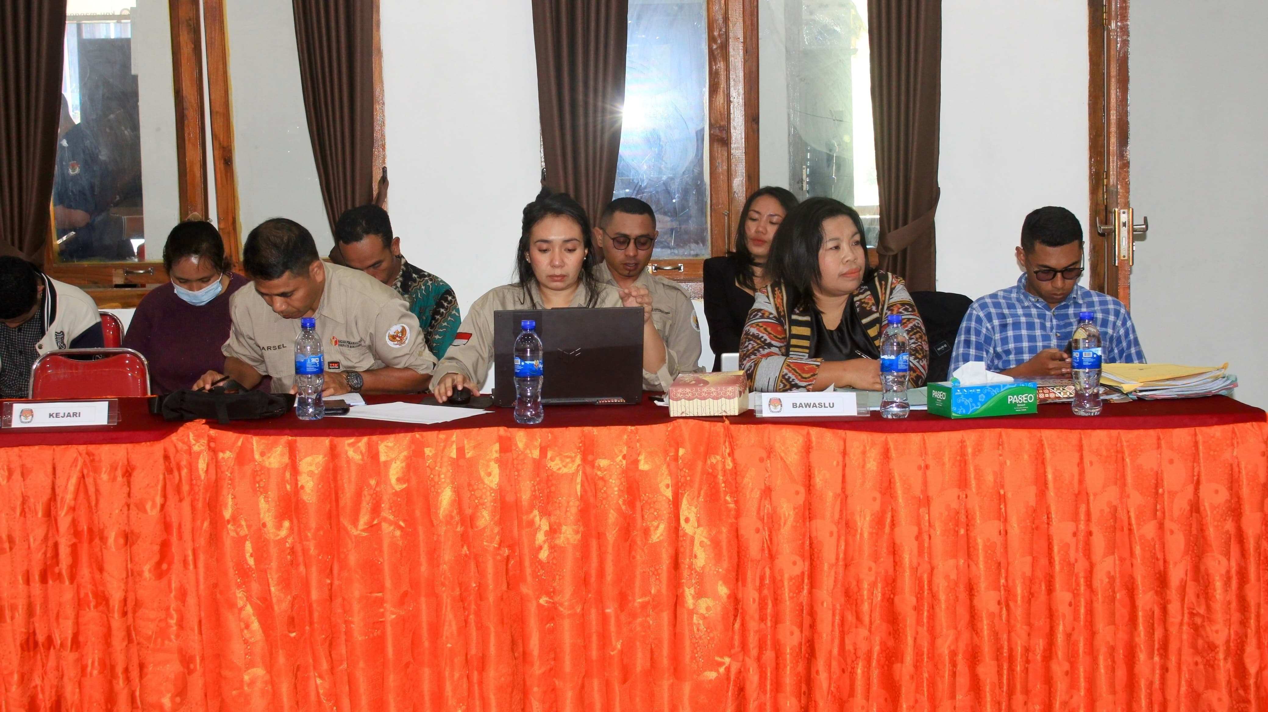 Anggota Bawaslu Manggarai, Marselina Lorensia, M.Pd bersama Kasubag Hukum saat mengikuti Rapat Pleno Rekapitulasi DPHP dan Penetapanj DPS Tingkat Kabupaten Manggarai pada Sabtu (10/08/2024)
