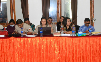 Anggota Bawaslu Manggarai, Marselina Lorensia, M.Pd bersama Kasubag Hukum saat mengikuti Rapat Pleno Rekapitulasi DPHP dan Penetapanj DPS Tingkat Kabupaten Manggarai pada Sabtu (10/08/2024)